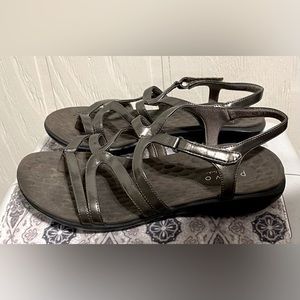 Privo by Clark’s, Topset Pewter Strappy Thong Flat Sandals, size 7.5, width M